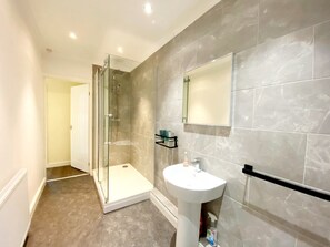 Bathroom - Ockendon House Apartment A - One bedroom holiday apartment in Torquay.