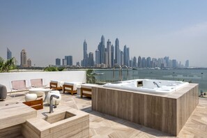 FIVE Palm Beach villa 8 Person rooftop jacuzzi with the best view of Dubai marina there is