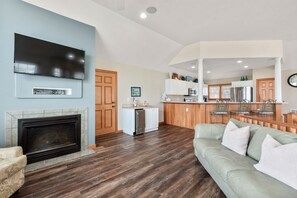 BU18R: White Dolphin (Right) | Top Level Living Area - Fireplace Not Available For Guest Use