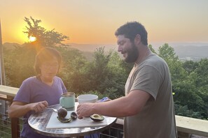 table for making moms famous sunset guacamole 