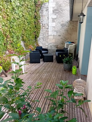 terrasse de la maison sans vis-à-vis à l'ombre des chênes 