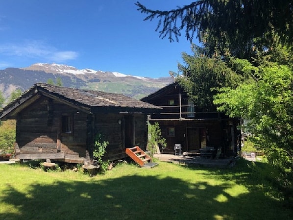 Photo of the two chalets in the 4 valleys