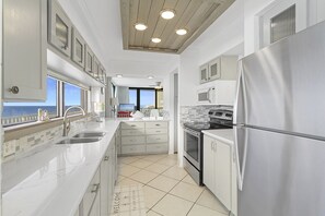 23-Mainsail-181-Kitchen