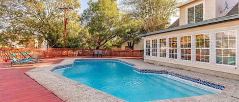 Hang out in this amazing pool while the grill gets going.  Perfect summer hang!