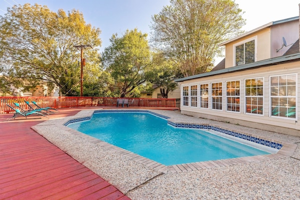 Hang out in this amazing pool while the grill gets going.  Perfect summer hang!