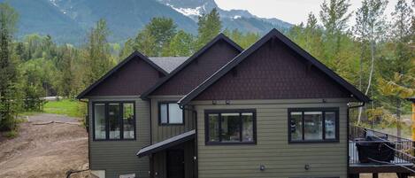 Powder House l 2 Bedroom Side l Sleeps 4 Adults l Private Hot Tub