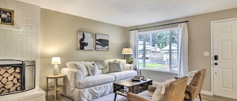 Vancouver Vacation Rental | 2BR | 1BA | 1 Step to Access | 804 Sq Ft