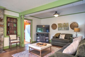 Main Living Area - w/ Smart TV