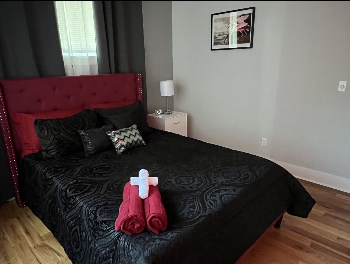 2475 Upscale Luxury- smoking & pets allowed