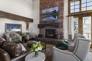 Living Room, Indoors, Furniture, Couch, Fireplace