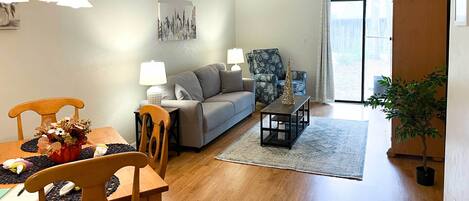 Gainesville Vacation Rental | 2BR | 2BA | 900 Sq Ft | 1 Minor Step to Enter