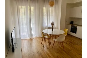 Living room & Kitchen - Balcony access