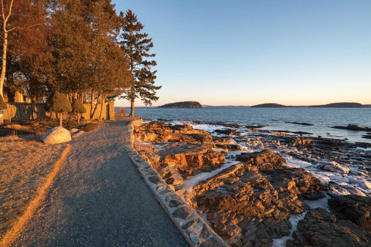 Hurley Cottage – large & modern, in the heart of Bar Harbor, walk to the harbor