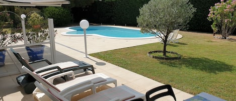 Piscine, jardin vus de la terrasse