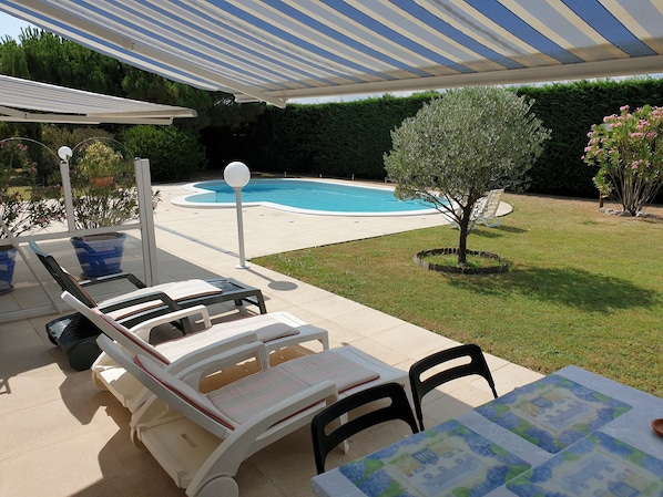 Piscine, jardin vus de la terrasse