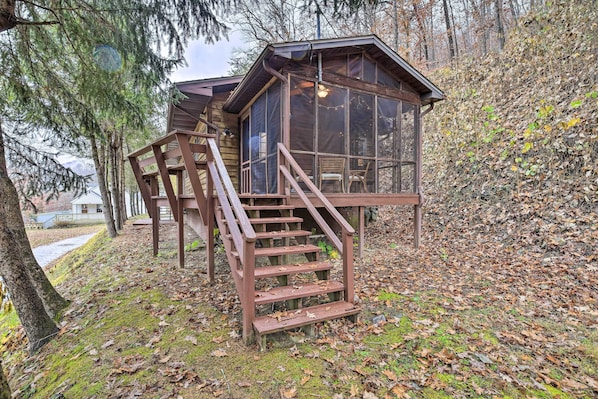 Welch Vacation Rental | 2BR | 1BA | 900 Sq Ft | 8 Steps to Enter
