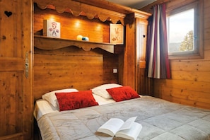 The sleeping alcove or mezzanine may feature a variety of bedding options! Let us know what you prefer.