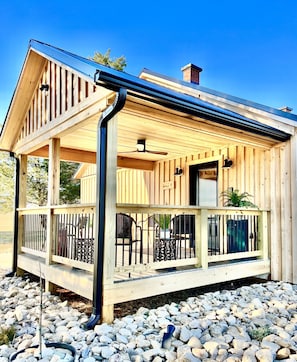 Relaxing covered porch. Coffee for sunrise and wine for your sunset view. 