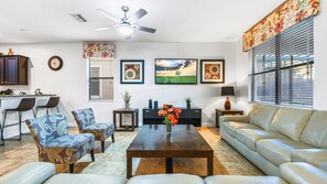 Stylish and inviting, the living space combines comfort and trendiness.
