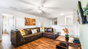 Comfortable space equipped with a TV, ideal for relaxation and entertainment