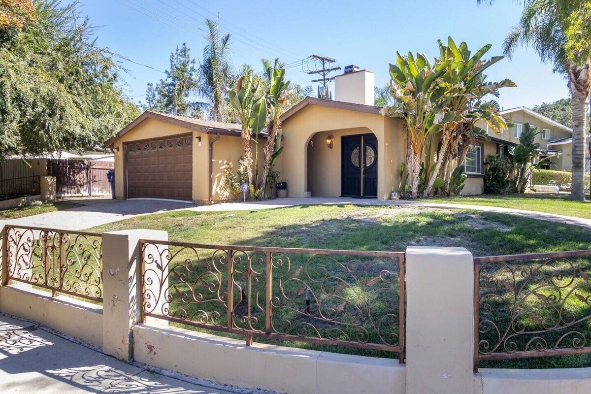 Woodland Hills 3 bedroom w/ pool and spa