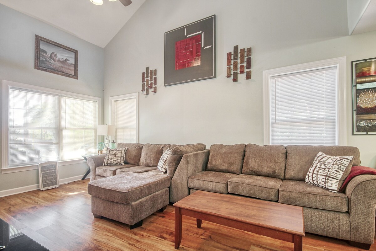 Dog-friendly home with large, fenced yard – near golf, town & the beach