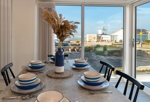 Morawelon - Dining Table