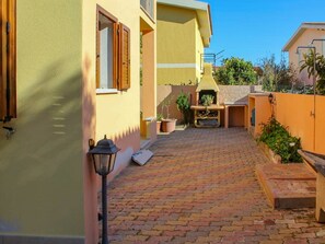 Plant, Property, Building, Sky, Lighting, Architecture, Window, Road Surface, Wall, Neighbourhood