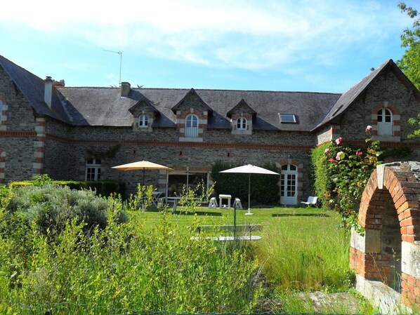 le grand logis cote jardin privatif le jardin est tout a vous