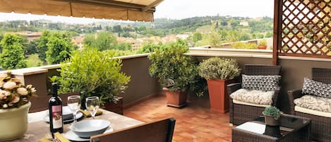 Panoramic terrace overlooking the river and the hill of Michelangelo