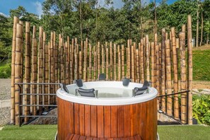 Bain à remous extérieur