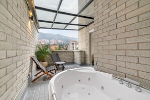 Apartment terrace with private jacuzzi and amazing city view!