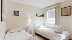 Second floor bedroom | 2 twin beds 