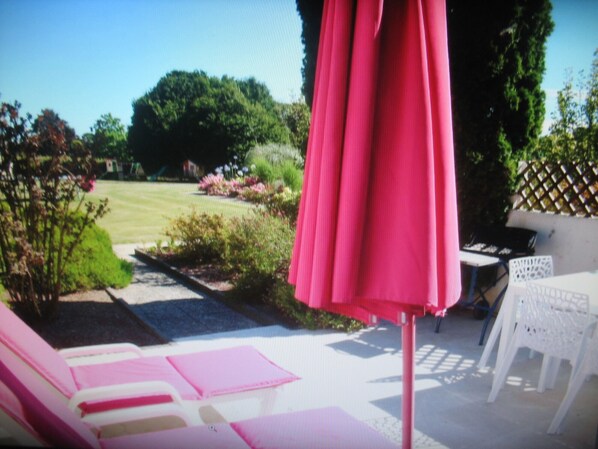 terrasse avec vue sur une partie du parc et arrière plan l'aire de jeux enfants