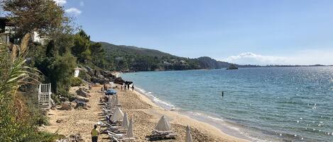 Makris Gyalos beach is located only 3 min walk from the apartments