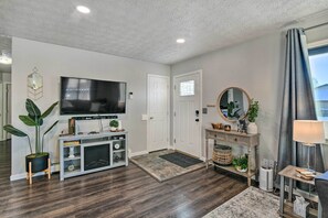 Living Room | Free WiFi | Smart TV