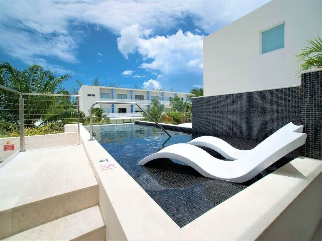 Penthouse 1 bdr Apt Next to Beach w/Rooftop Pool - Seven