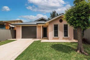 Pretty in pink, this gorgeous home is primely located in the heart of Mudgee.