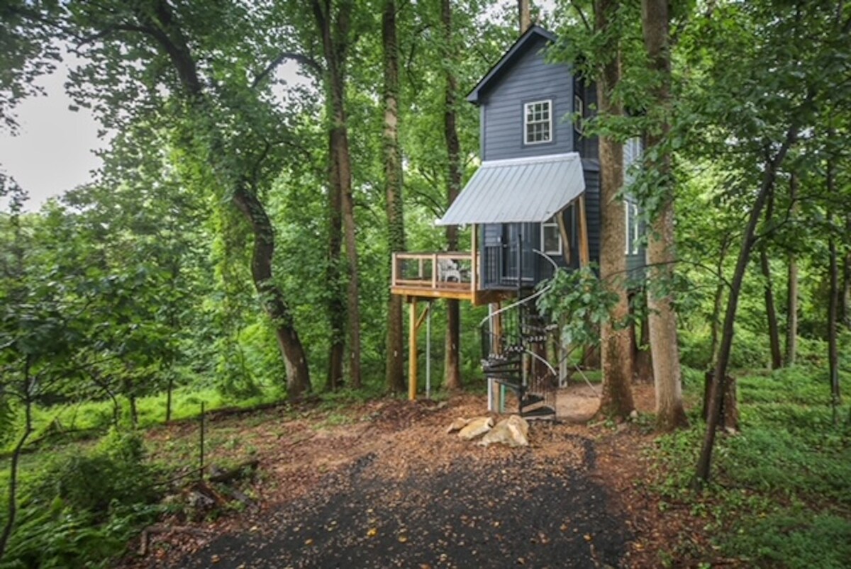 Romantic Treehouse in Loudoun County Virginia from Vrbo