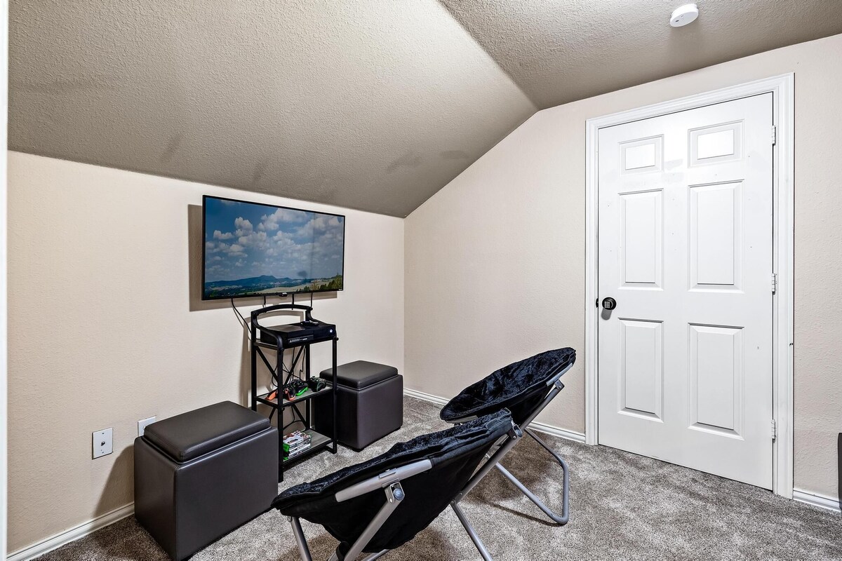 Rockwall Urban Oasis w/Pool/Spa/Gameroom -Walk to Park, Lake, Grocery⭐️⭐️⭐️⭐️⭐️