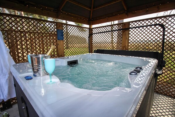 Hot Tub / whirlpool bath (Outdoor)