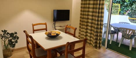 sala com tv + terraço com 30m2