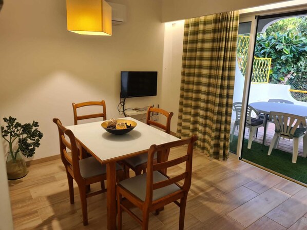 sala com tv + terraço com 30m2