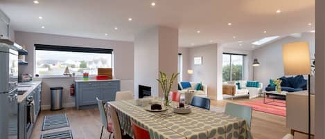 Stone's Throw - Dining area