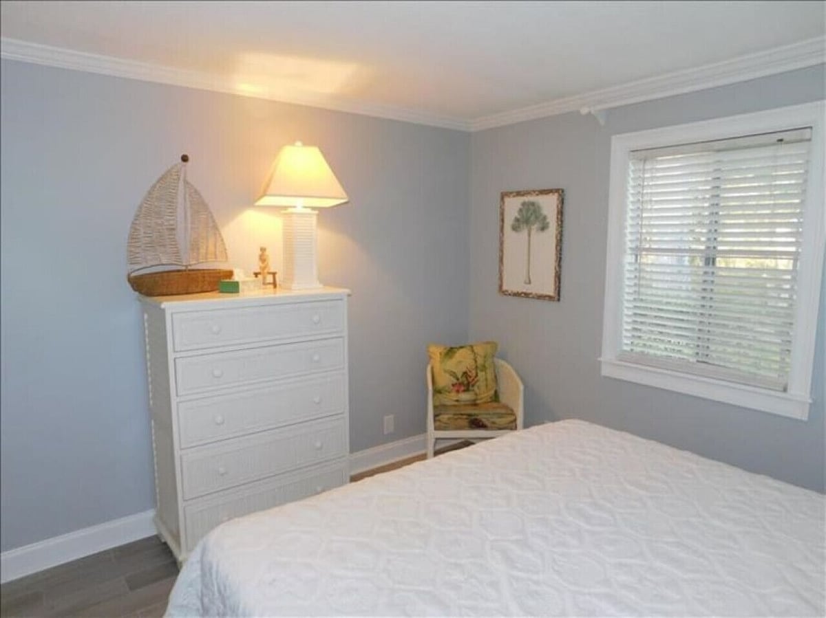 E11 Peaceful 2/2 Ground Level, New Shower & Floors