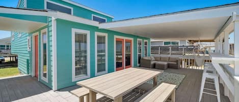 Relax in the shade or soak up the Texas sunshine on the oceanfront deck
