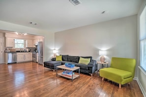 Living Room | Free WiFi | Smart TV | Central A/C | Twin Futon | Board Games