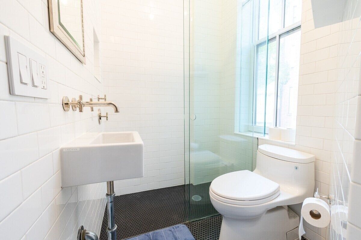 E10-2 Designer East Village Townhouse 1BR W/D