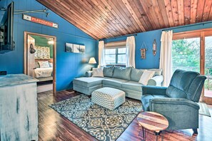 Living Room | Sleeper Sofa | Free WiFi | No A/C