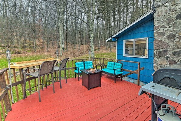 Roxbury Vacation Rental | 2BR | 1BA | Stairs Required | 868 Sq Ft